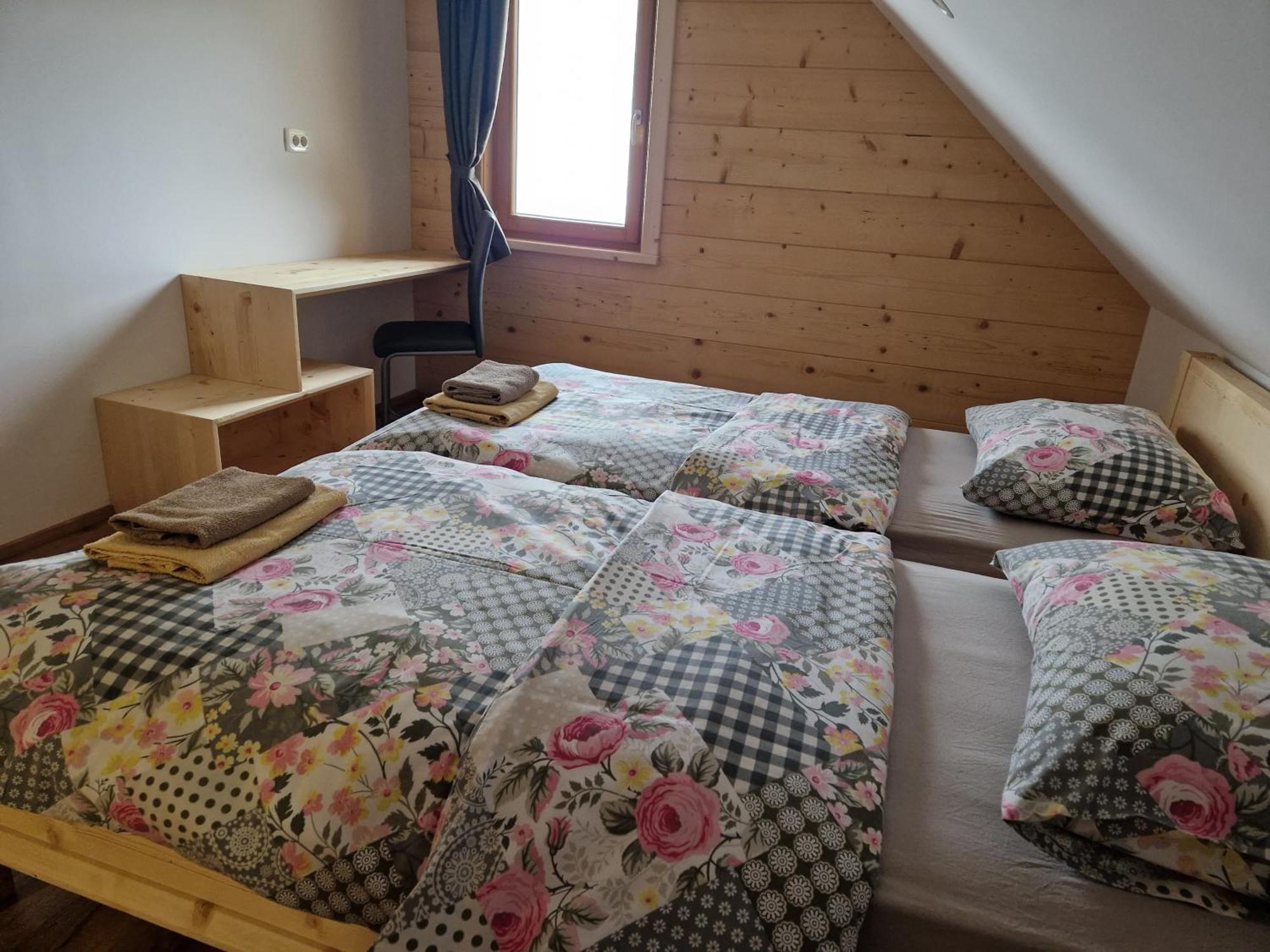 Guest House Pr Ambruzarju & Apartments Cerklje na Gorenjskem Rom bilde