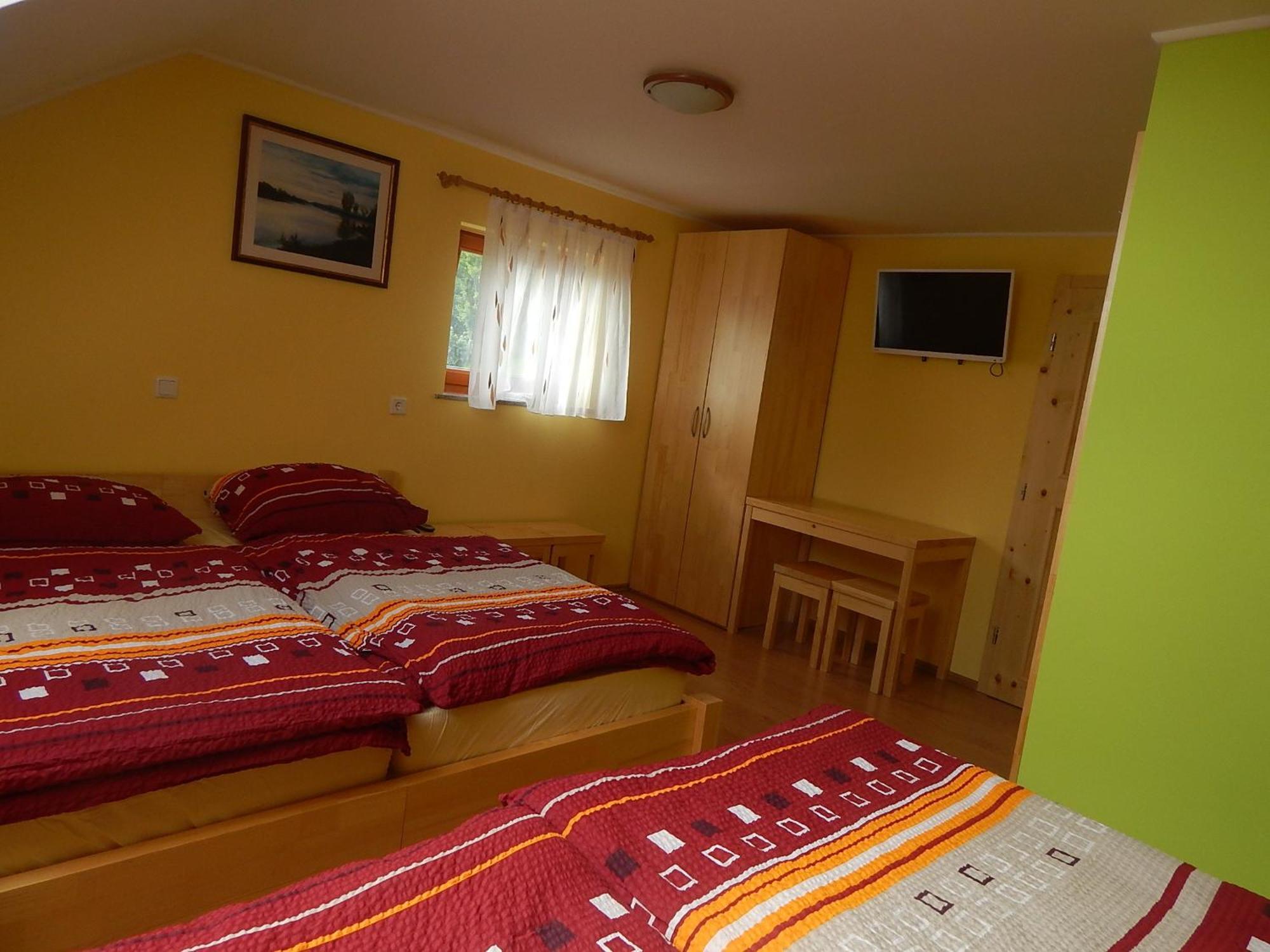 Guest House Pr Ambruzarju & Apartments Cerklje na Gorenjskem Rom bilde