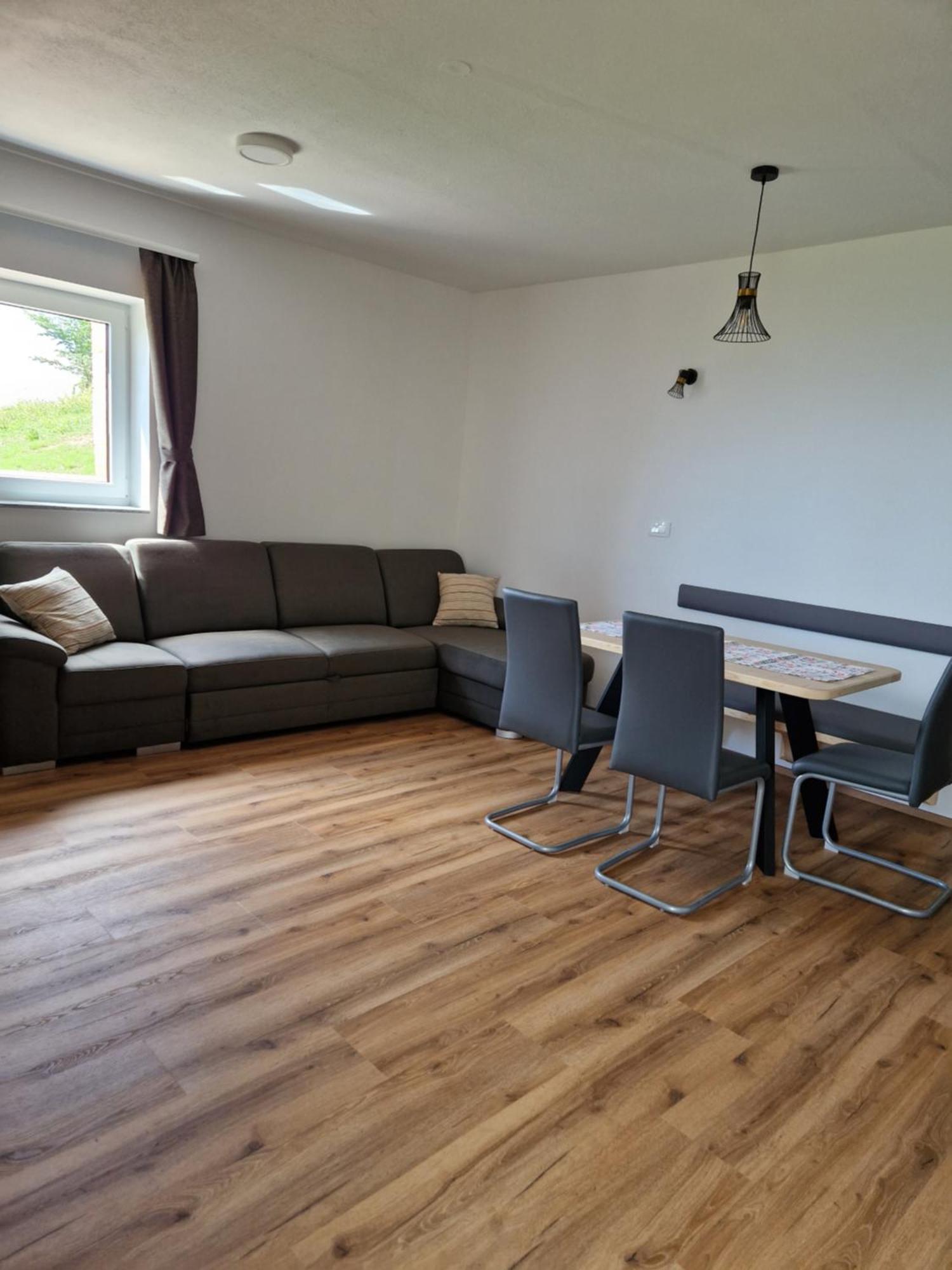Guest House Pr Ambruzarju & Apartments Cerklje na Gorenjskem Rom bilde