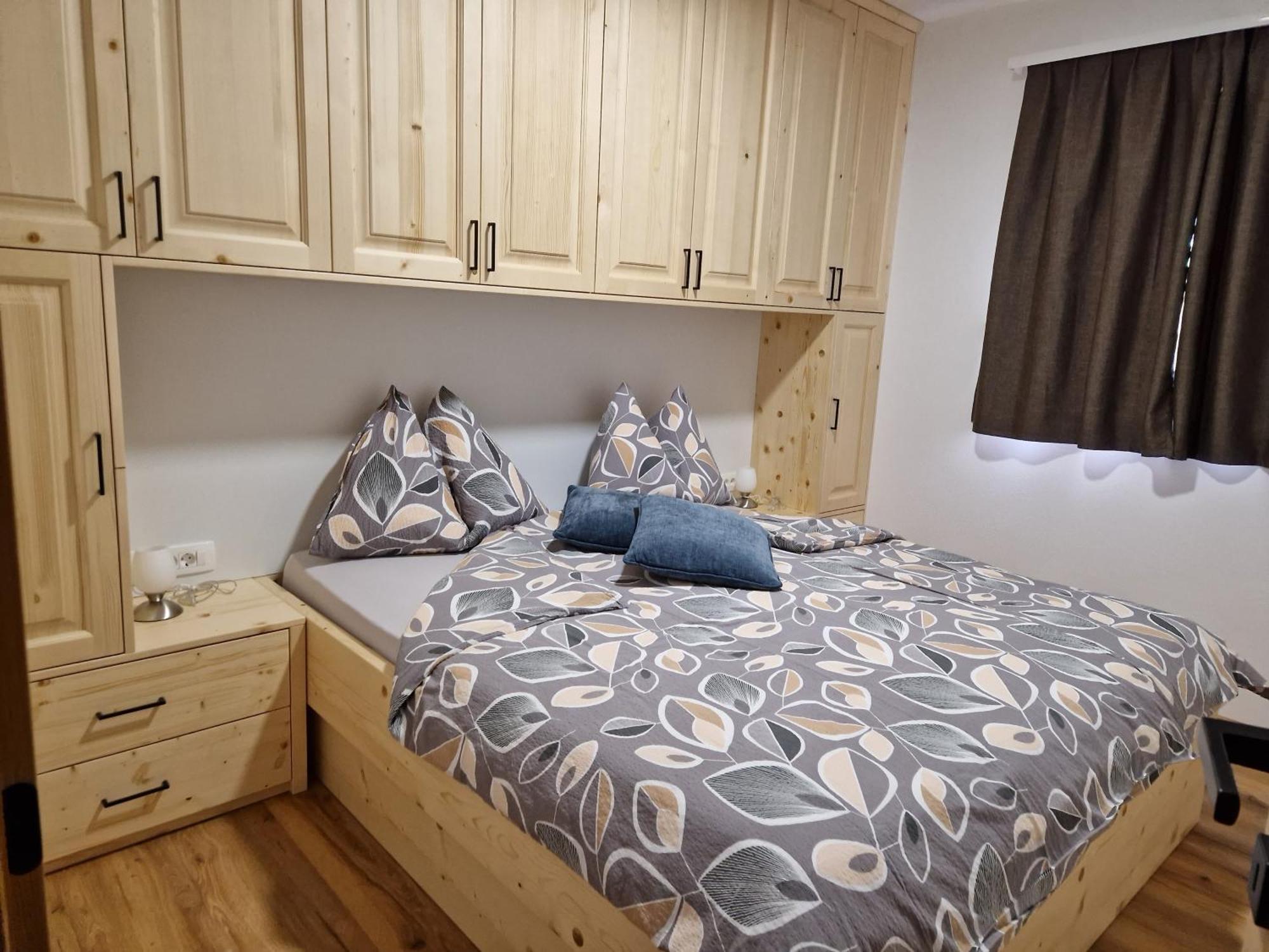 Guest House Pr Ambruzarju & Apartments Cerklje na Gorenjskem Rom bilde