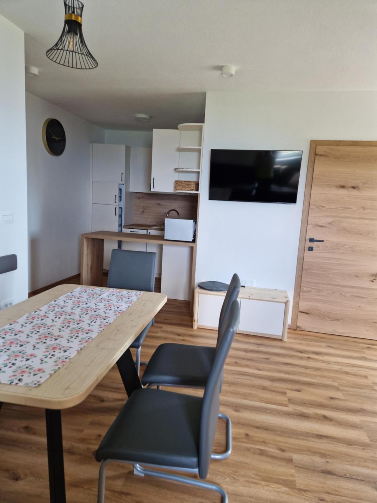 Guest House Pr Ambruzarju & Apartments Cerklje na Gorenjskem Rom bilde